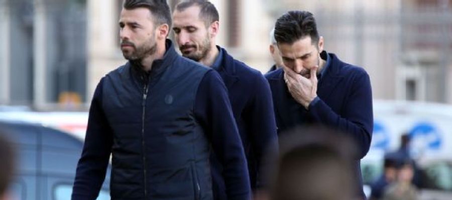 Buffon, con Chiellini y Barzagli, en el funeral de Astori. Buffon, con Chiellini y Barzagli, en el funeral de Astori.