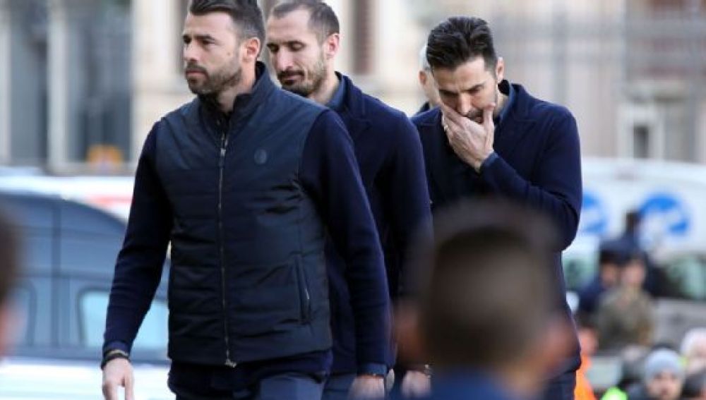 Buffon, con Chiellini y Barzagli, en el funeral de Astori. 