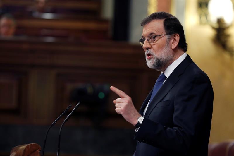 Rajoy pide al PSOE que rectifique su postura sobre la prisión permanente y abandone el "extremismo" Rajoy pide al PSOE que rectifique su postura sobre la prisión permanente y abandone el "extremismo"