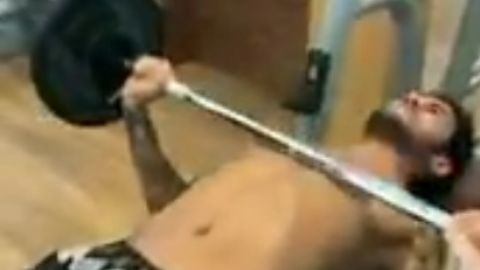 Neymar levanta pesas durante su recuperaci&oacute;n