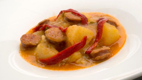 Patatas con chorizo y sopa de fresa y kiwi