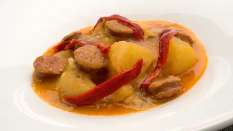 Patatas con chorizo y sopa de fresa y kiwi Patatas con chorizo y sopa de fresa y kiwi