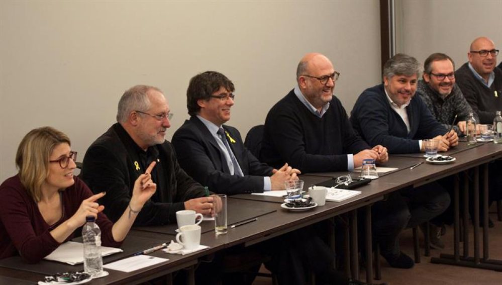Carles Puigdemont se reúne con los diputados de JxCat