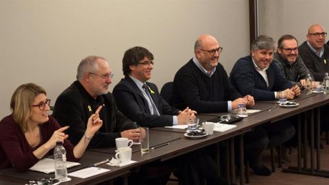 Carles Puigdemont se re&uacute;ne con los diputados de JxCat