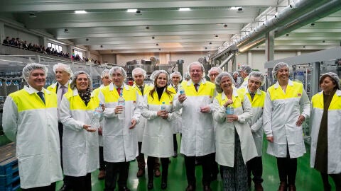 El presidente de la Junta y la presidenta de las Cortes, en la planta de Bezoya en Ortigiosa del Monte