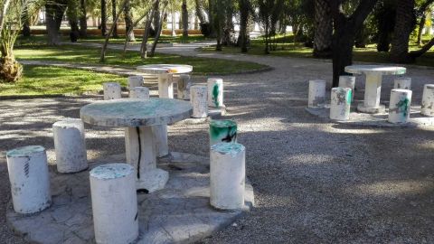 Pintadas y desperfectos denunciados por Ilicitanos por Elche en el Parque Municipal