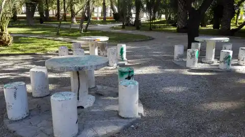 Pintadas y desperfectos denunciados por Ilicitanos por Elche en el Parque Municipal Pintadas y desperfectos denunciados por Ilicitanos por Elche en el Parque Municipal