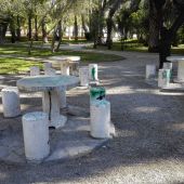 Pintadas y desperfectos denunciados por Ilicitanos por Elche en el Parque Municipal