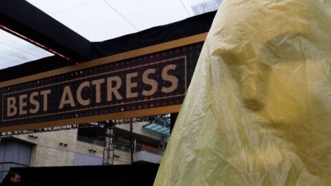 Un Oscar cubierto durante los momentos previos a la ceremonia en el Dolby Theatre_643x397