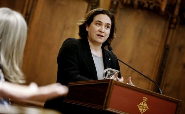 Colau recuerda el 155, los presos "por motivos políticos" y el atentado en la Rambla en el arranque de Sant Jordi Colau recuerda el 155, los presos "por motivos políticos" y el atentado en la Rambla en el arranque de Sant Jordi