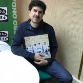 El periodista y fotógrafo palentino, José Luis De Román, nos presentó “La procesión va por dentro”. Un libro sobre la Semana Santa de nuestra ciudad que mañana se presentará en sociedad.