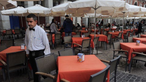 Camarero sirviendo en una terraza