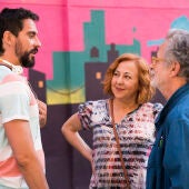 El director Fernando Colomo junto a Carmen Machi y Paco León