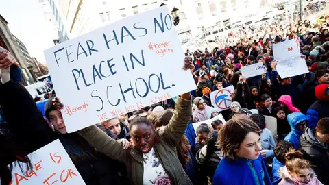 Miles de alumnos de EE.UU. alzan la voz por un mayor control en la venta de armas Miles de alumnos de EE.UU. alzan la voz por un mayor control en la venta de armas