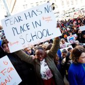 Miles de alumnos de EE.UU. alzan la voz por un mayor control en la venta de armas