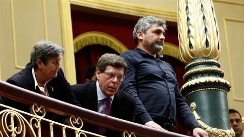 Juan Carlos Quer (c), y Juan Jos&eacute; Cort&eacute;s (d), padres de Diana Quer y Mari Luz Cort&eacute;s respectivamente