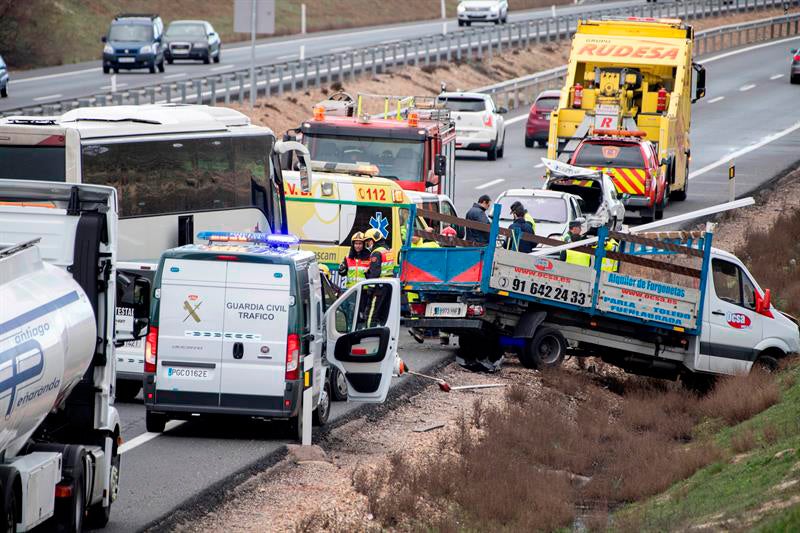 Cortada la A-42 a la altura de Illescas en sentido Madrid tras la colisión de un autobús con 50 pasajeros, cuatro turismos y una furgoneta Cortada la A-42 a la altura de Illescas en sentido Madrid tras la colisión de un autobús con 50 pasajeros, cuatro turismos y una furgoneta