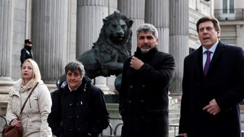 Juan Carlos Quer, Juan Jos&eacute; Cort&eacute;s, Jessica S&aacute;nchez, en representaci&oacute;n de la familia de Y&eacute;remi Vargas, y la presidenta de la Asociaci&oacute;n Clara Campoamor