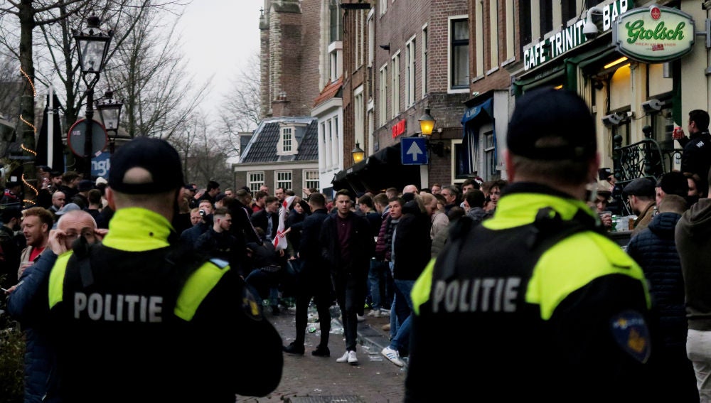 Dos agentes de policía vigilan a los hinchas ingleses en Ámsterdam