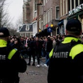 Dos agentes de policía vigilan a los hinchas ingleses en Ámsterdam