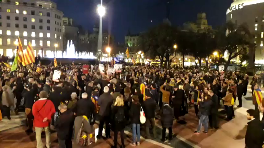 Al menos cinco heridos leves en incidentes junto a la Delegación del Gobierno en Cataluña Al menos cinco heridos leves en incidentes junto a la Delegación del Gobierno en Cataluña