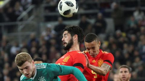 Isco intenta rematar de cabeza un bal&oacute;n ante Alemania.