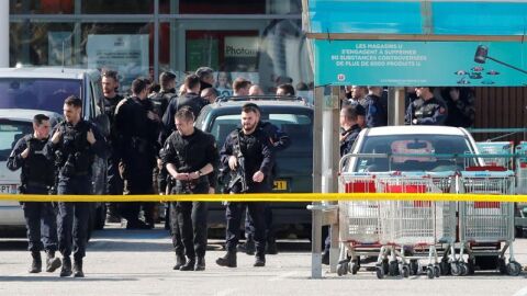 Miembros de las fuerzas de seguridad francesas en el supermercado de Tr&egrave;bes