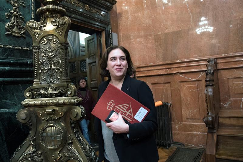 Ada Colau suspende el pleno municipal ante la "situación de excepción" Ada Colau suspende el pleno municipal ante la "situación de excepción"