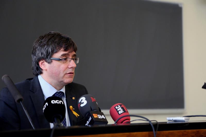 Puigdemont da su apoyo a los procesados y dice que mantendrá su acta de diputado Puigdemont da su apoyo a los procesados y dice que mantendrá su acta de diputado