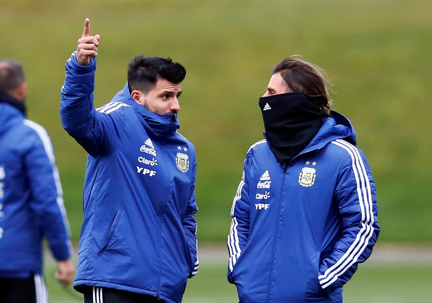 Argentina libera a Agüero, con problemas en la rodilla izquierda, y no jugará ni ante Italia ni frente a España Argentina libera a Agüero, con problemas en la rodilla izquierda, y no jugará ni ante Italia ni frente a España
