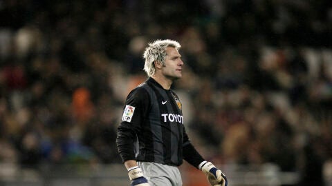 Ca&ntilde;izares, durante un partido con el Valencia