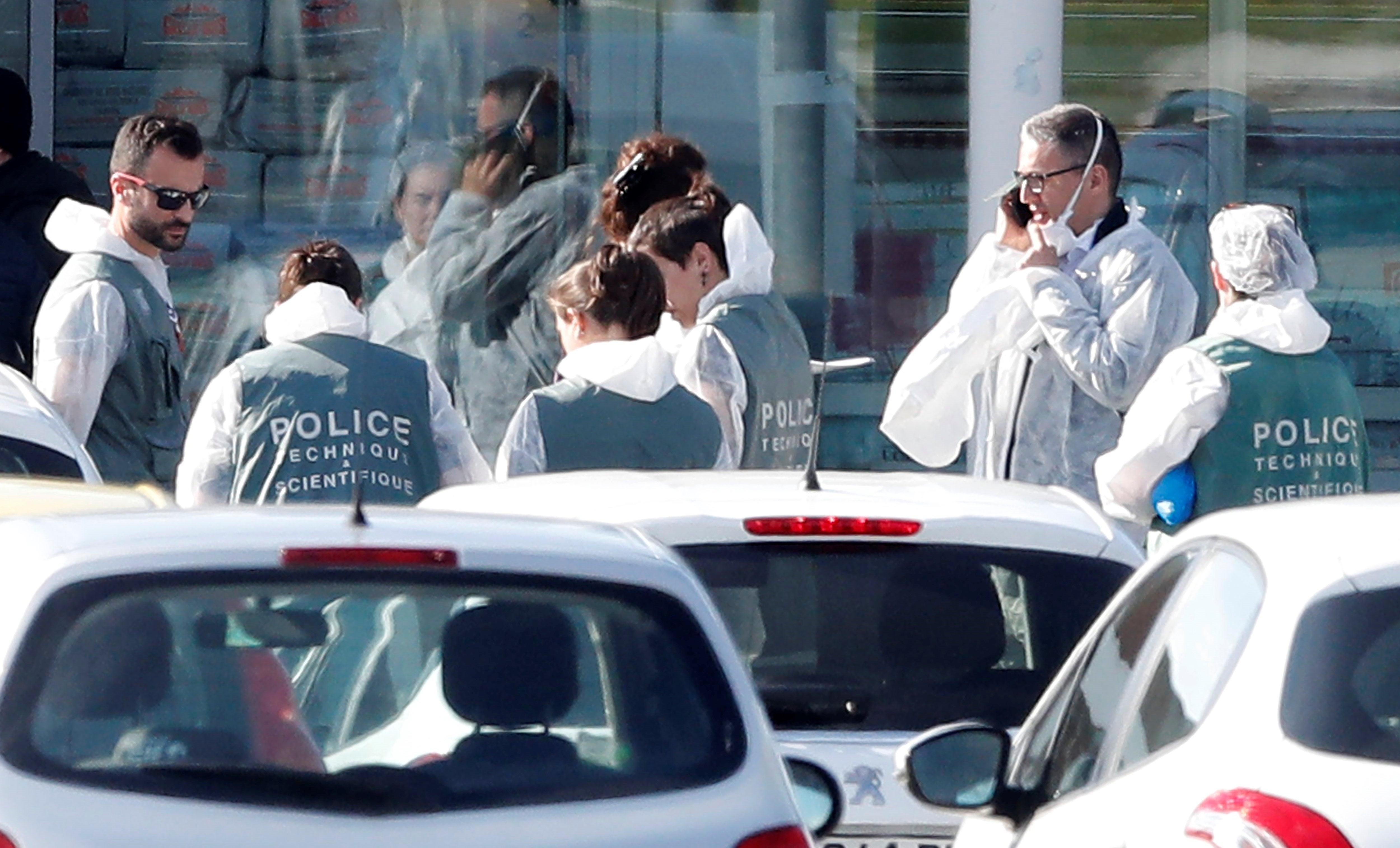 La Policía abate a un hombre armado con un cuchillo en el aeropuerto Charles de Gaulle de París La Policía abate a un hombre armado con un cuchillo en el aeropuerto Charles de Gaulle de París