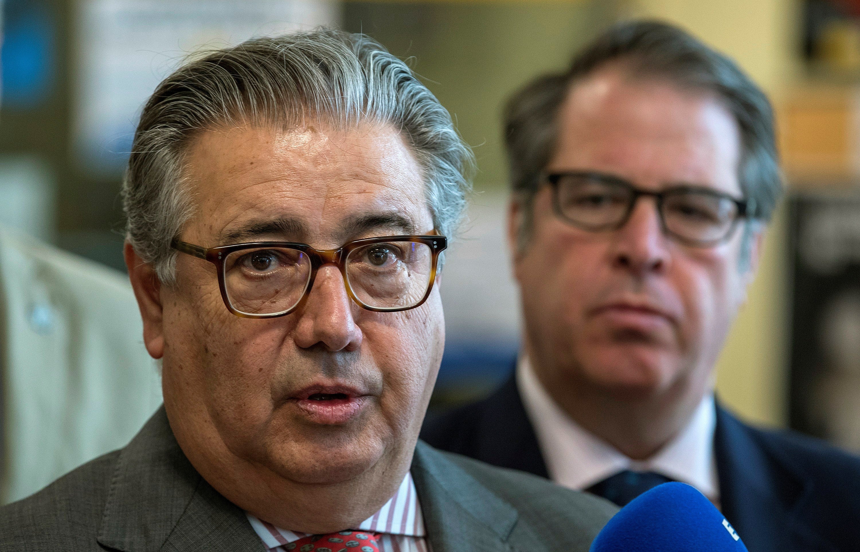 Zoido, sobre la situación en Cataluña: "Presionar a jueces, a periodistas y a policías es violencia" Zoido, sobre la situación en Cataluña: "Presionar a jueces, a periodistas y a policías es violencia"