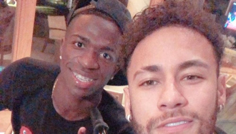 Vinicius y Neymar posan en un 'selfie'