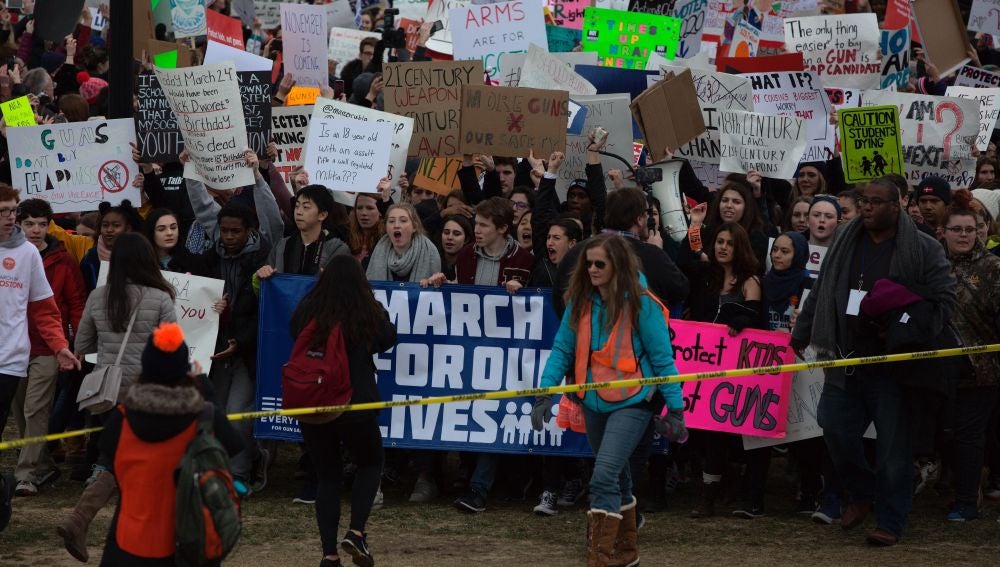 Miles de estudiantes se manifiestan en Boston para exigir un mayor control de las armas