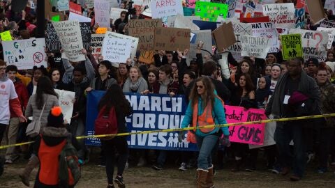 Miles de estudiantes se manifiestan en Boston para exigir un mayor control de las armas