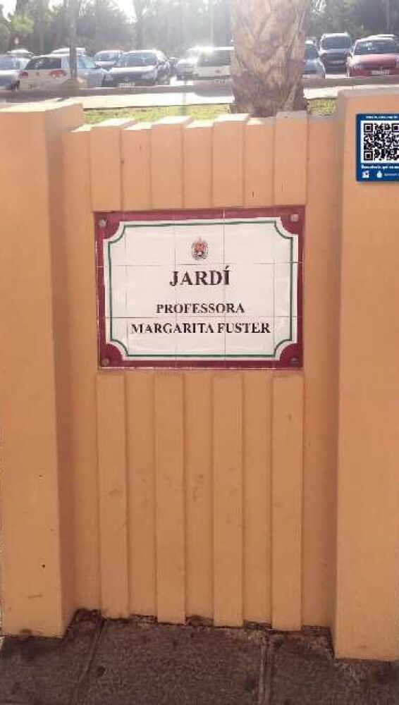 Código QR junto a la placa que informa del nombre de un jardín en Elche