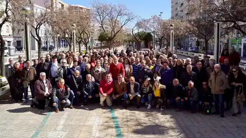 Alejandro Soler junto a militantes del PSOE de Elche en la presentación de su candidatura a secretario general Alejandro Soler junto a militantes del PSOE de Elche en la presentación de su candidatura a secretario general