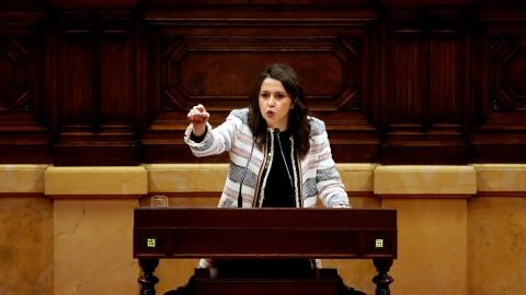 La l&iacute;der de Ciudadanos, In&eacute;s Arrimadas, durante su intervenci&oacute;n en el pleno de investidura