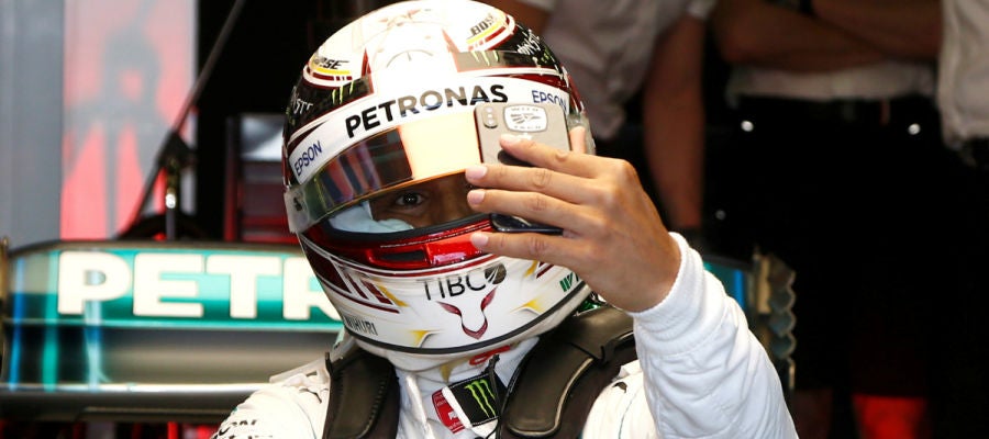 Hamilton se saca un 'selfie' en su Mercedes Hamilton se saca un 'selfie' en su Mercedes