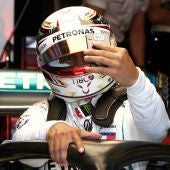 Hamilton se saca un 'selfie' en su Mercedes