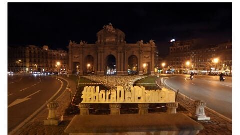 La Puerta de Alcal&aacute; apaga sus luces en 'La Hora del planeta'