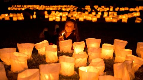 Imagen de archivo de un acto simb&oacute;lico durante la hora del planeta 