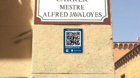 C&oacute;digo QR junto a placa con el nombre de una calle de Elche