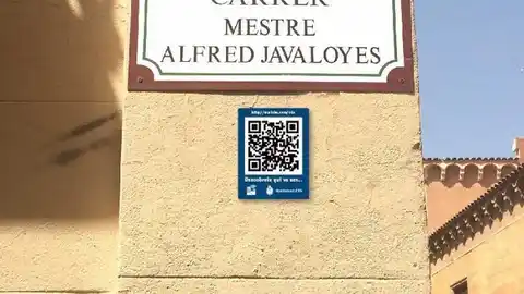 Código QR junto a placa con el nombre de una calle de Elche Código QR junto a placa con el nombre de una calle de Elche