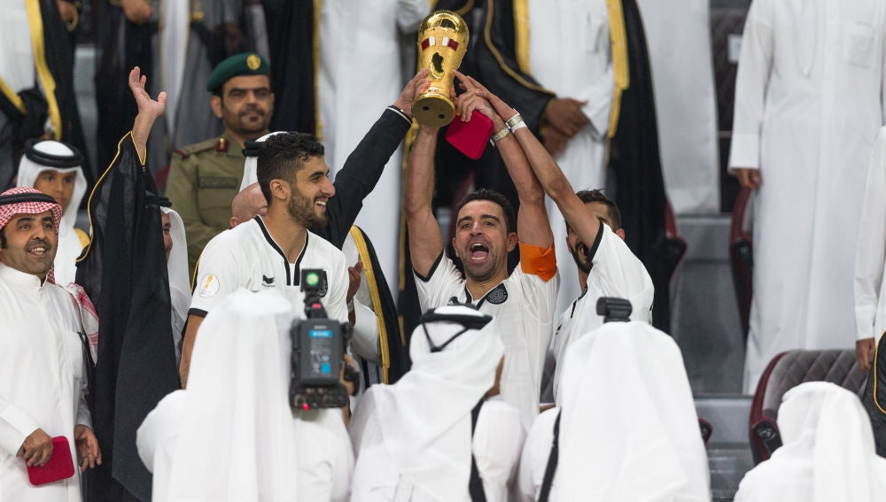 Xavi celebrando un título en Catar
