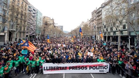 La manifestaci&oacute;n convocada por la ANC en protesta por la detenci&oacute;n en Alemania de Carles Puigdemont