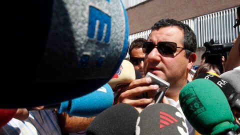 Mino Raiola atiende a los medios de comunicaci&oacute;n