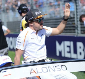 Alonso saluda a la afición Alonso saluda a la afición