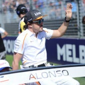 Alonso saluda a la afición